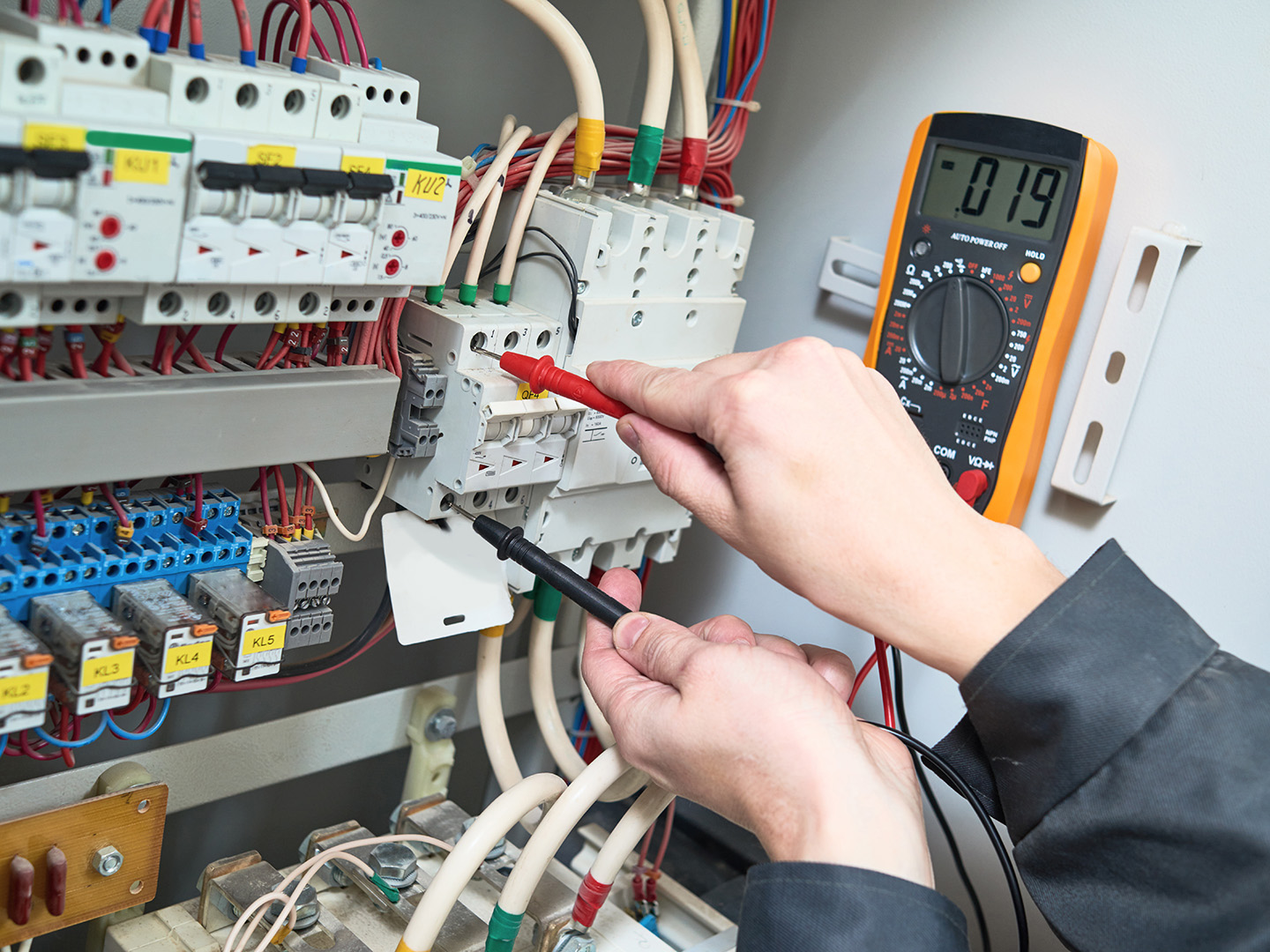 How hiring a commercial electrician is wise? post thumbnail image